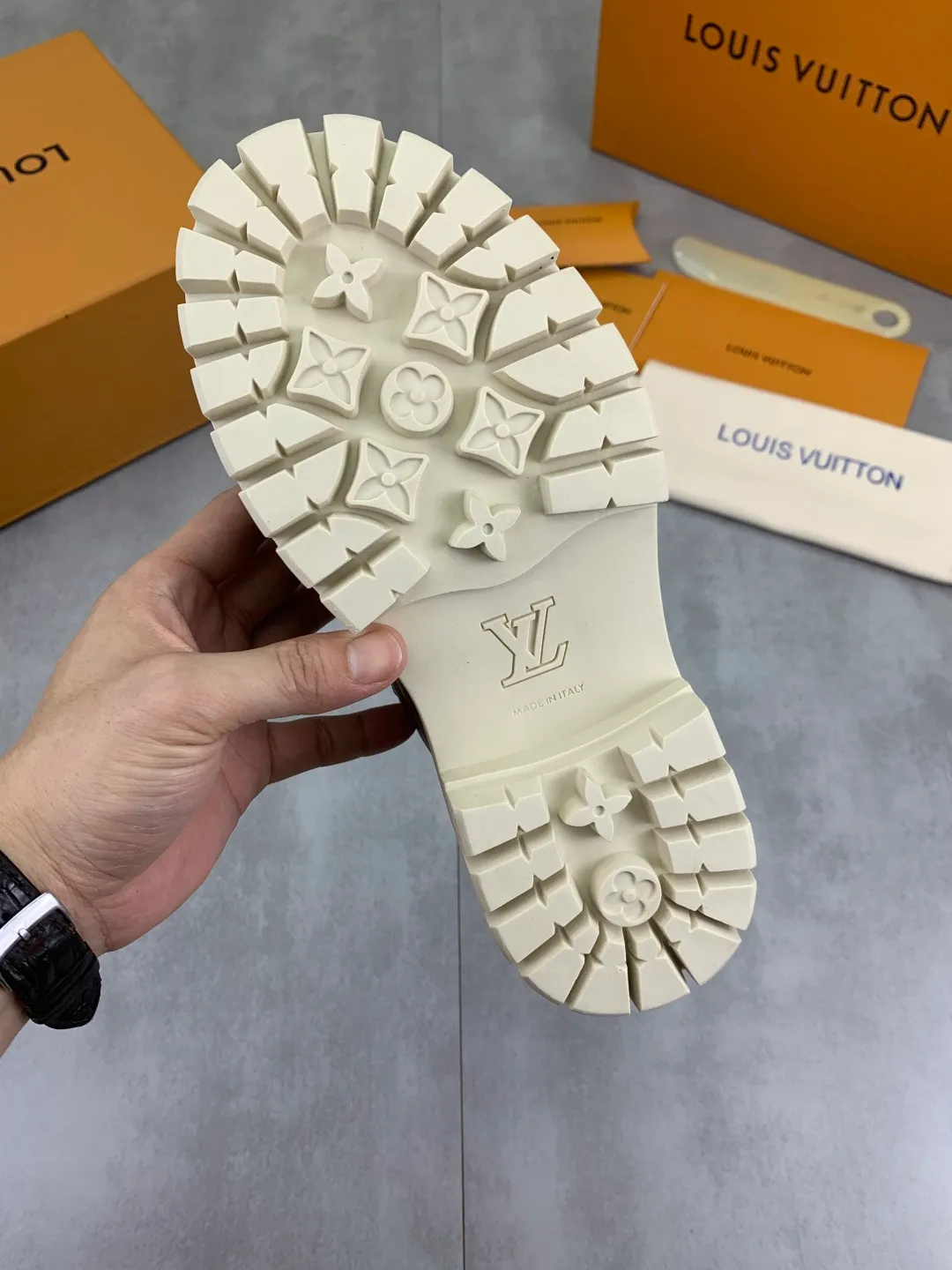 Men's shoes 💰P680 new LV | Louis Vuitton 🧡💚2025 autumn and winter new models, top version ⚠️ The counter features the latest LV REMIX lace-up mountaineering derby shoes, new hard goods 🆕 ❥BS purchasing level! Full of high-end feel! A popular model among bloggers at home and abroad, it’s retro and fashionable, and looks stunning on your feet! Mainly recommended models on the official website★ ━━━━━ ЅᏇєєt ━━━━━ ▪️Upper: top-grade first-layer cowhide ▪️Lining: imported sheepskin ▪️Outsole: original open-molded TPU non-slip outsole ▪️Sole height: 3.5cm ▪️Shoe size: Women 35-41 (41 customization is not returnable) Male 39-45 (46 customized, non-refundable)